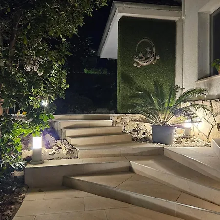 Novi Escape 2 Beachfront 4 Star Novi Vinodolski