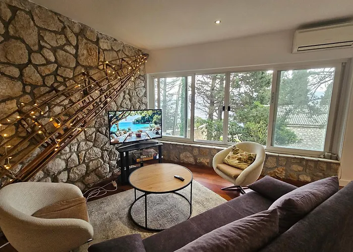 Novi Escape 2 Beachfront 4 Star *